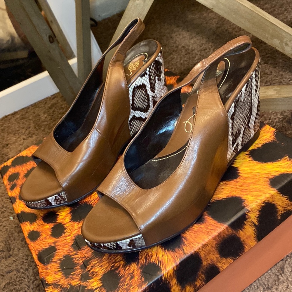 Who doesn’t love a good wedge sandal! 🤎